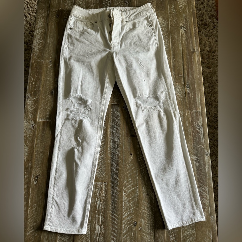 Women’s American Eagle white jeans with frayed holes. Size 4 in great condition